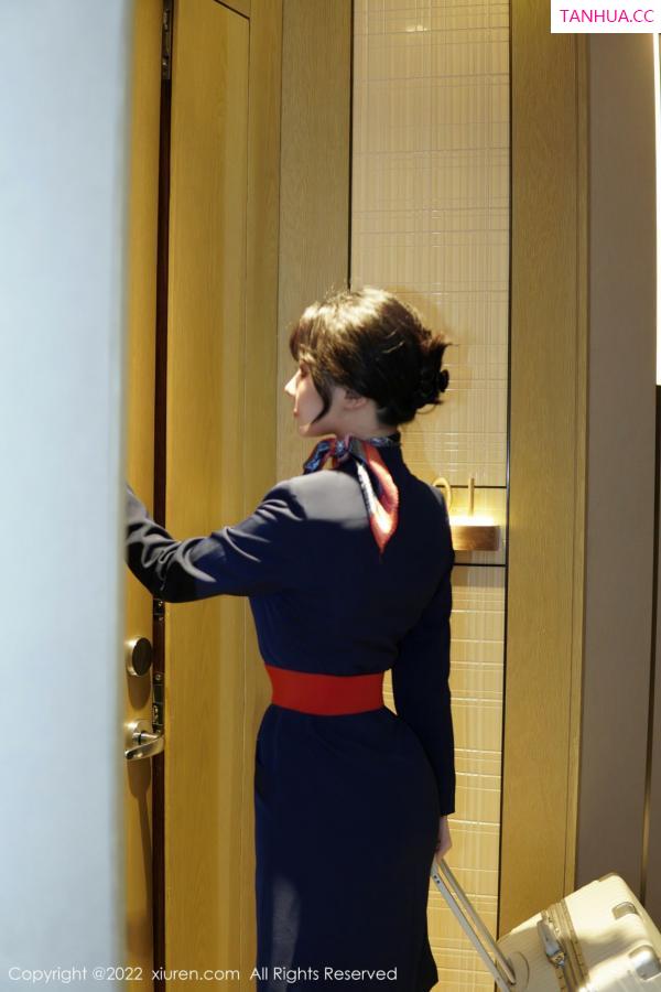   [XiuRen]高清写真图 2022.12.27 No.6048 桃桃子_ 空姐制服第6张图片
